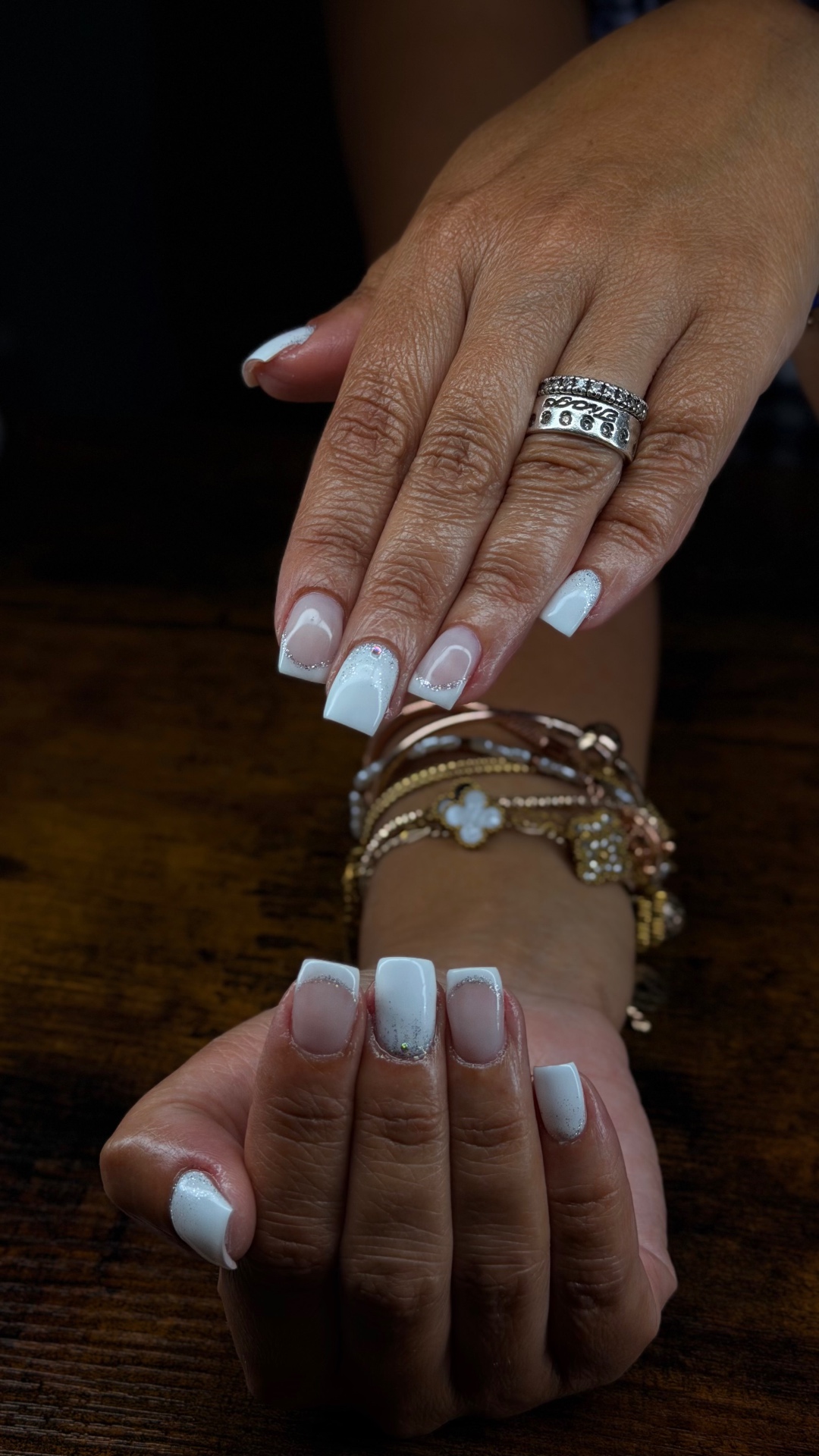 Unhas brancas com glitter