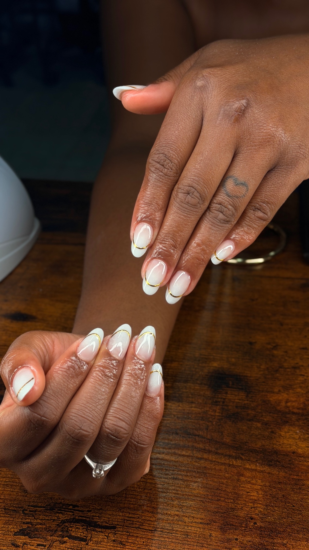 Alongamento branco efeito ombre com linha dourada
