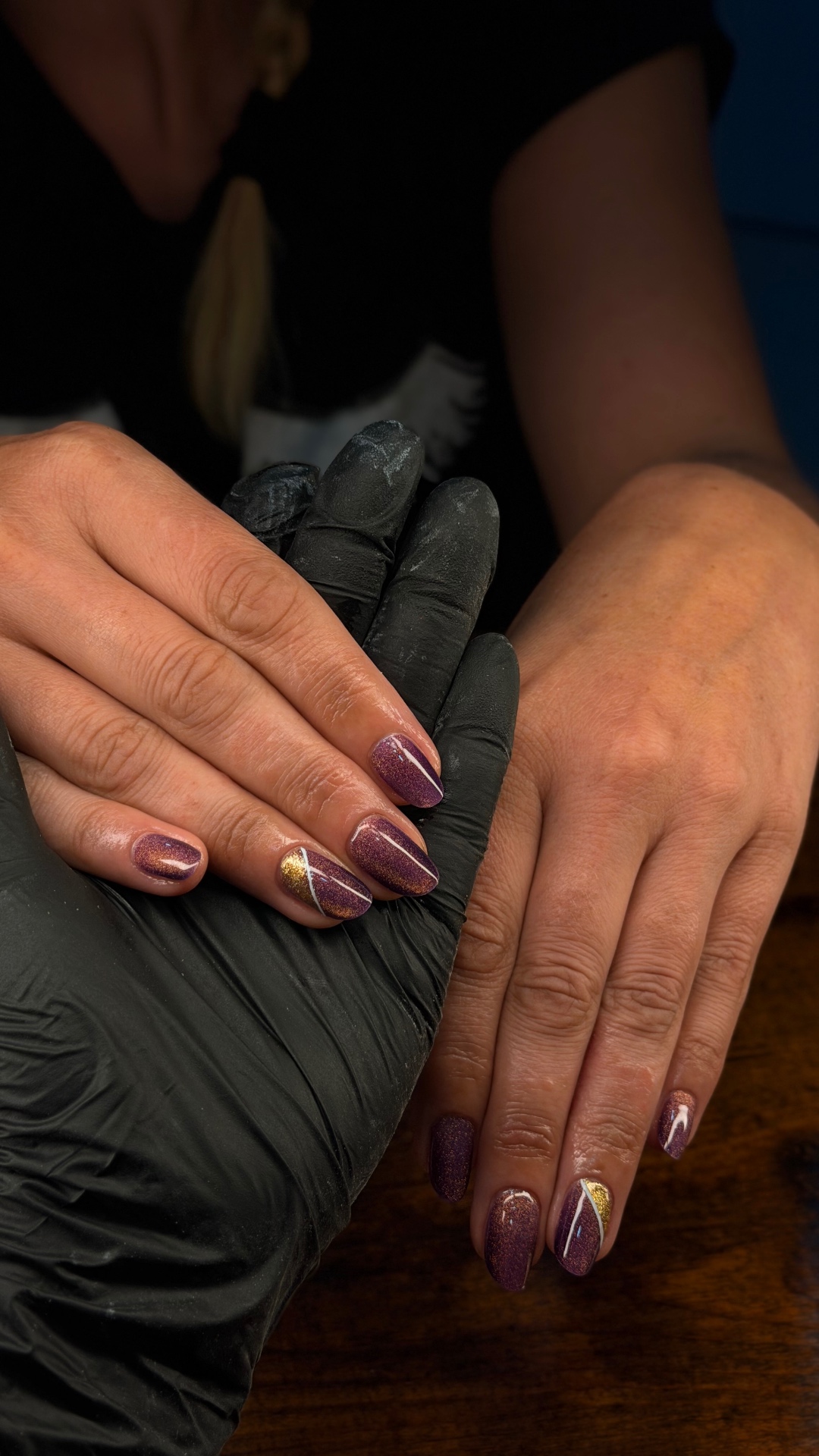 Manicure roxa com glitter e detalhe dourado