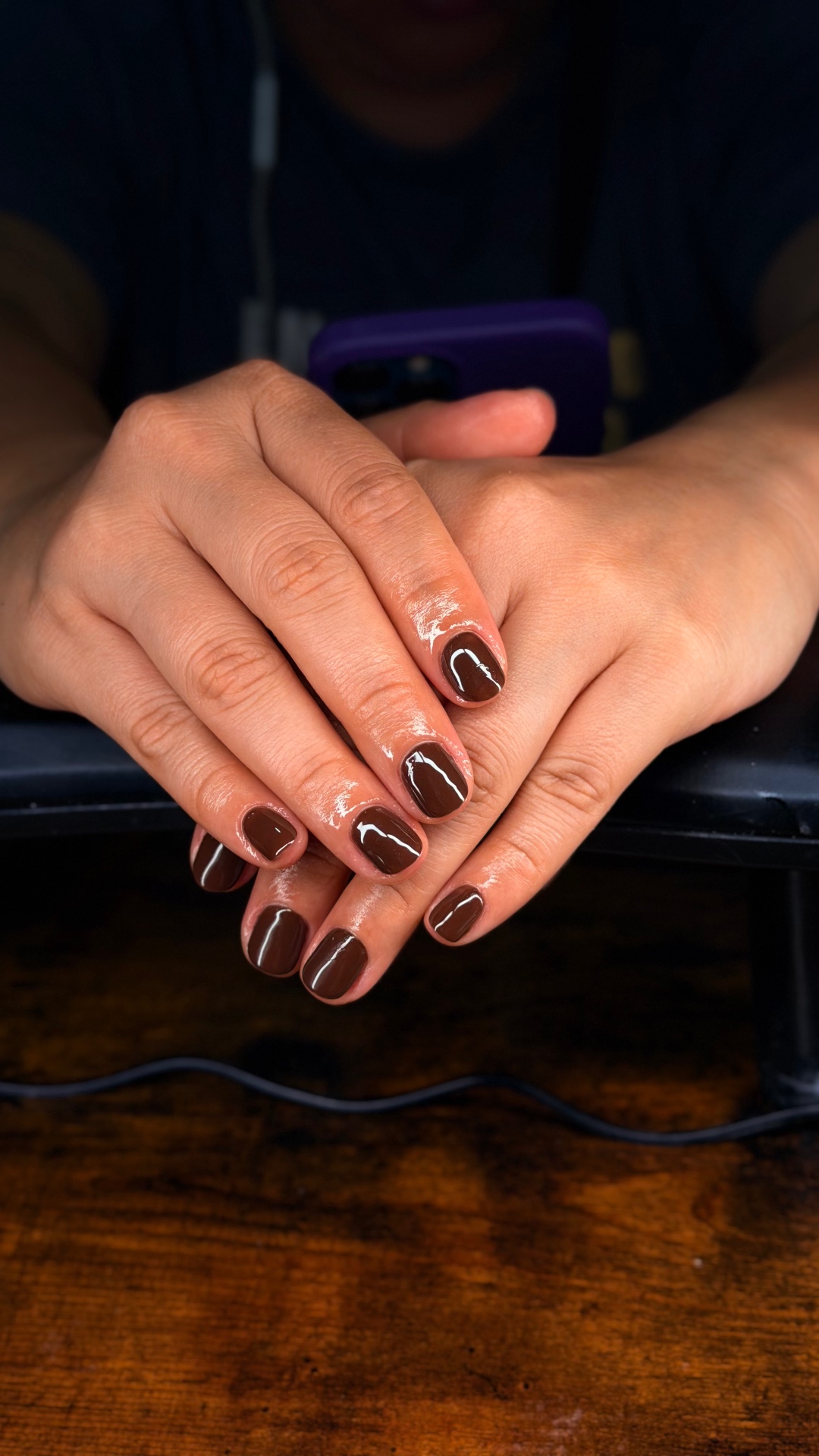 Manicure em gel castanho