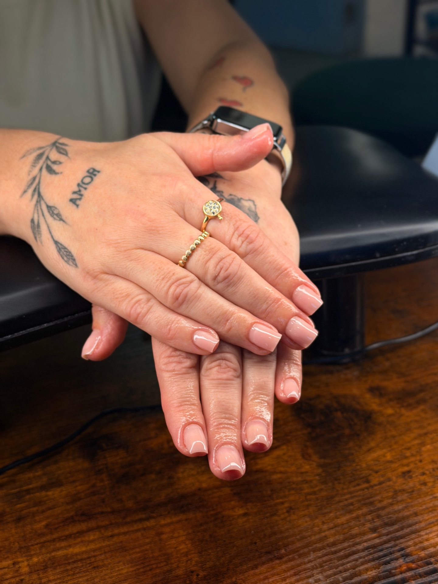 Manicure em gel rosa clarinho em unhas curtas