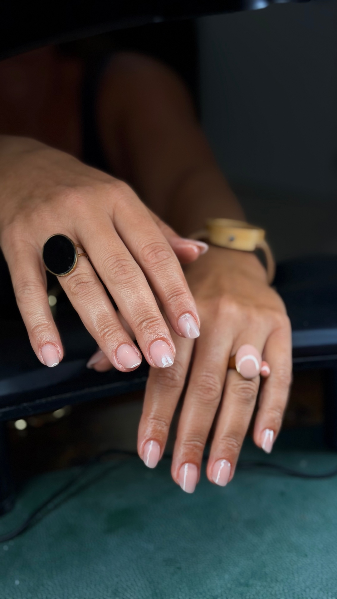 Manicure nude com micro francesinha branca