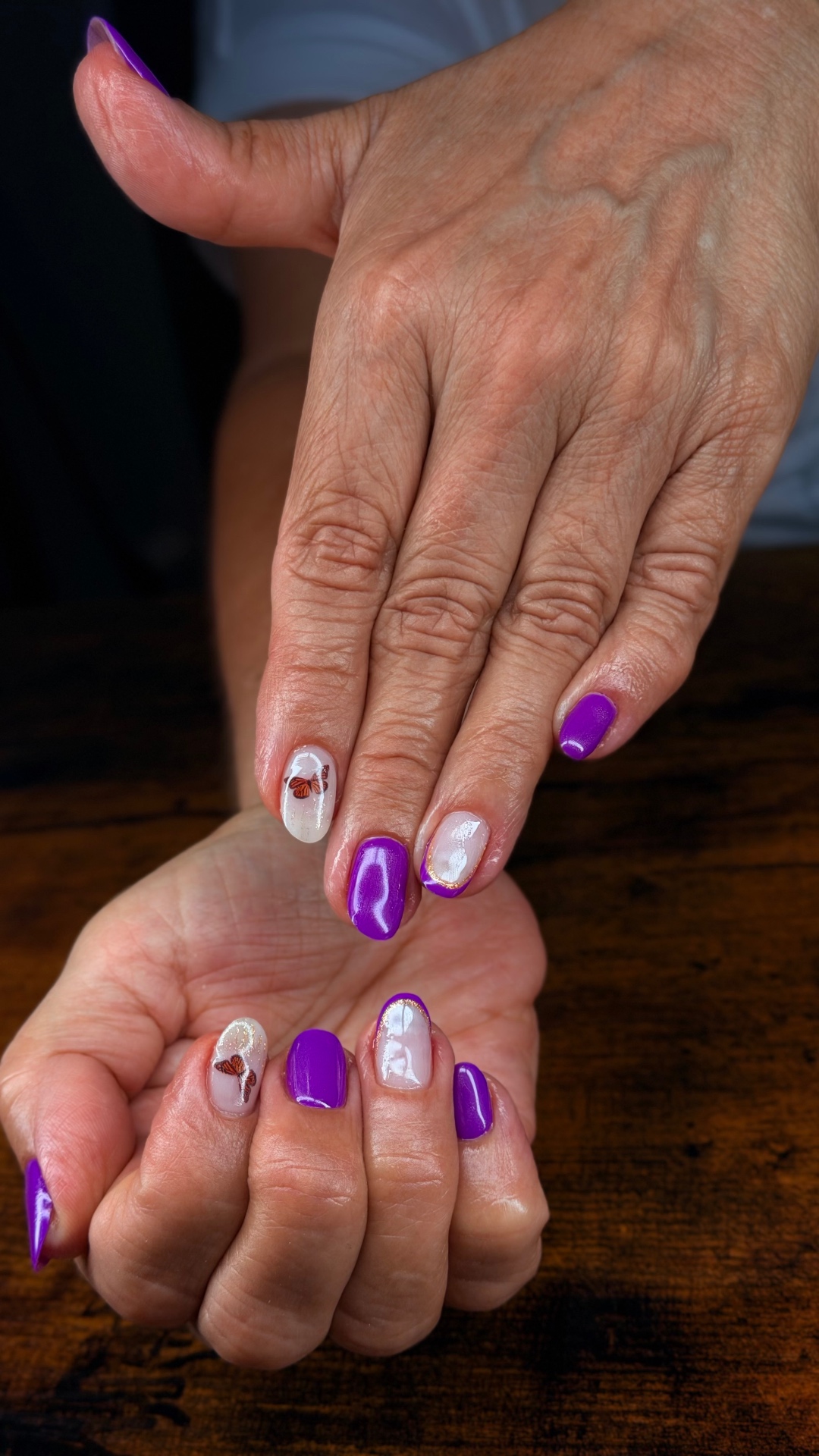Manicure roxa com borboletas