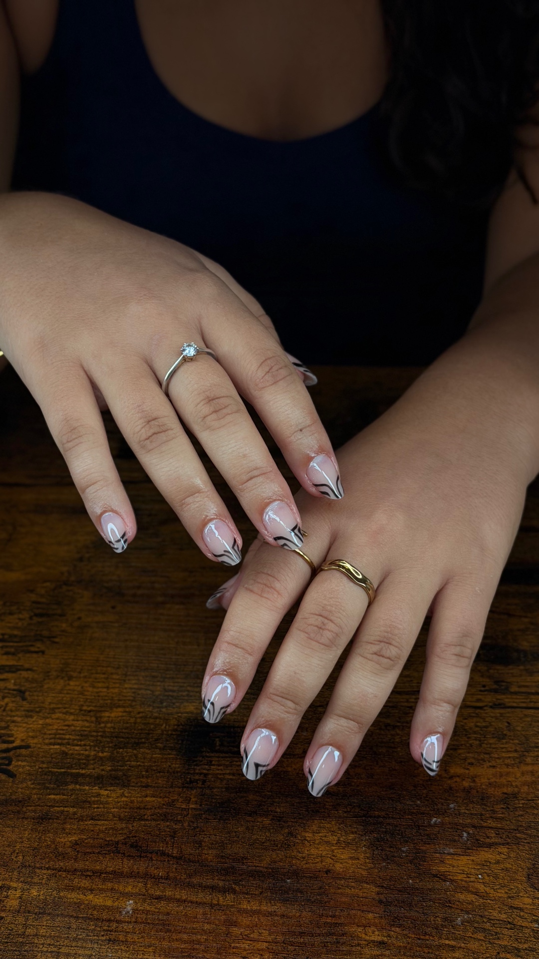 Alongamento nude com nail art abstrata preta e branca