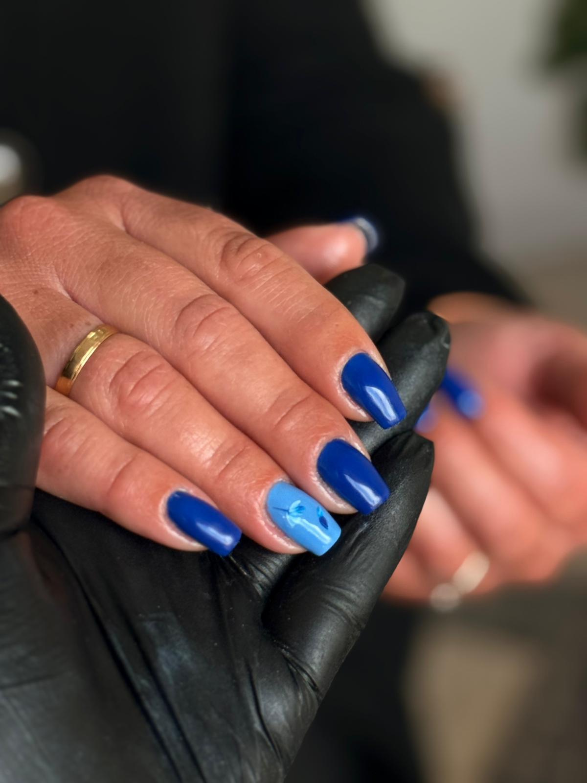 Manicure em gel azul com nail art
