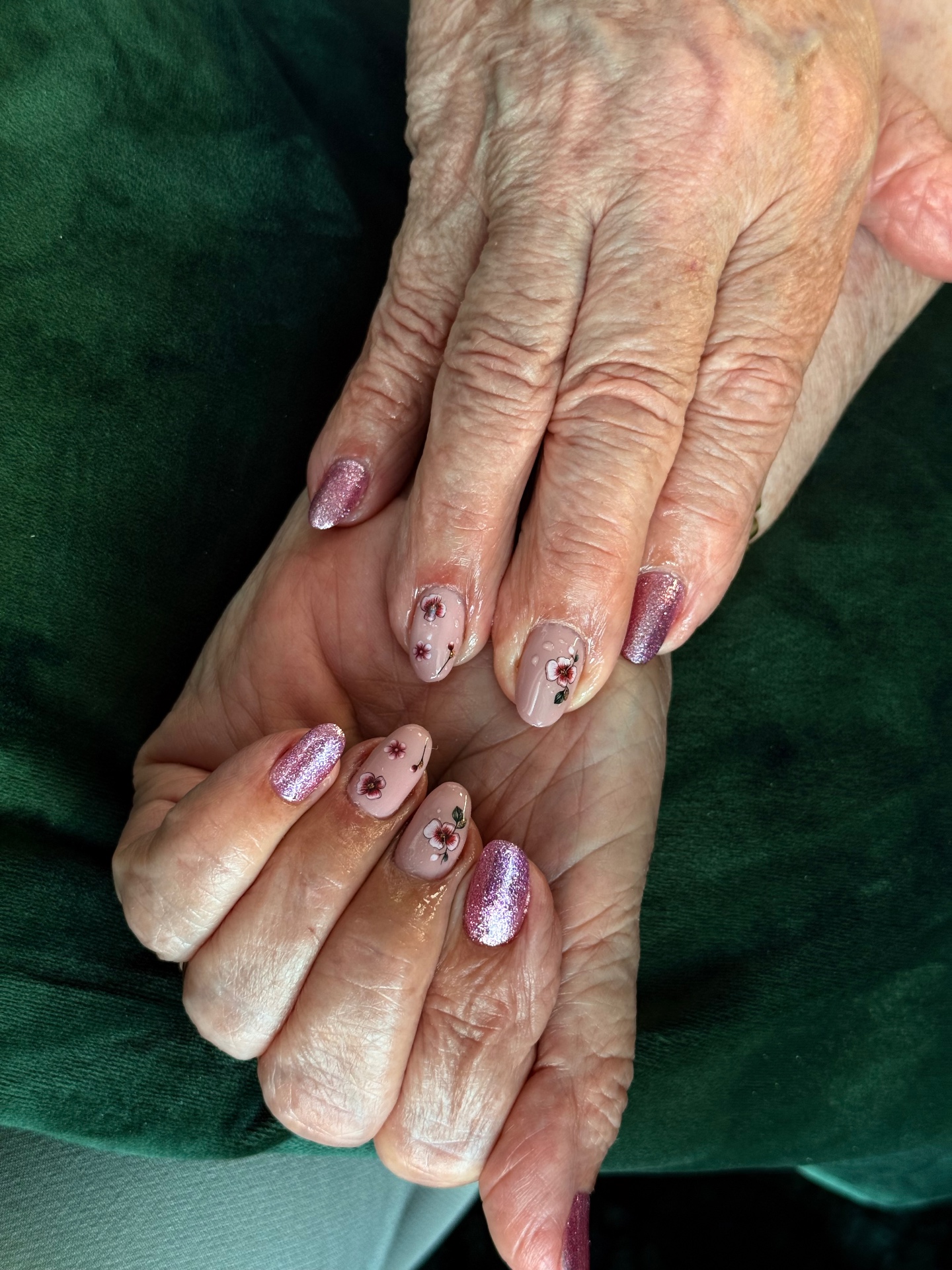 Manicure nude com flores e glitter rosa