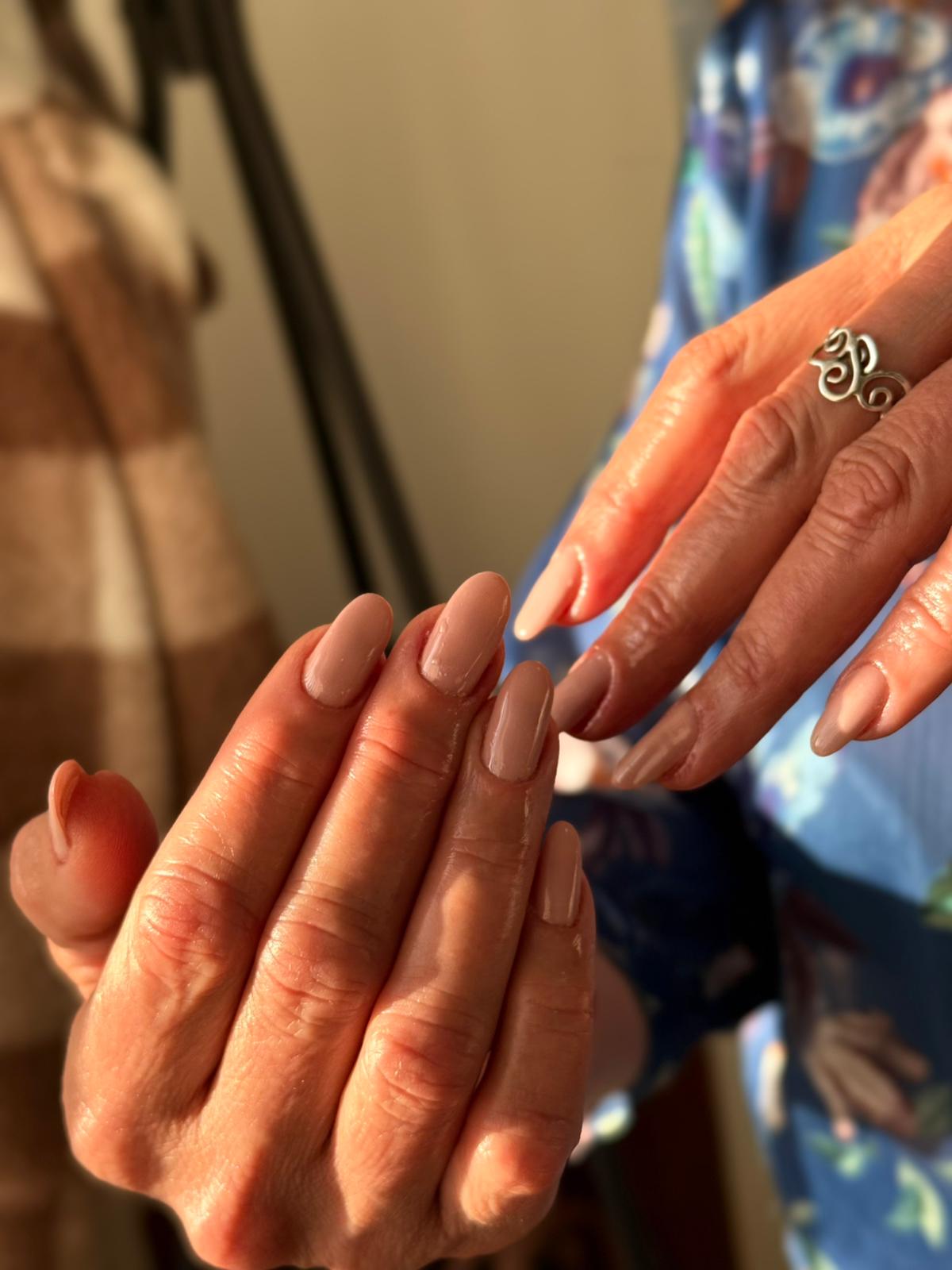 Manicure em gel nude natural
