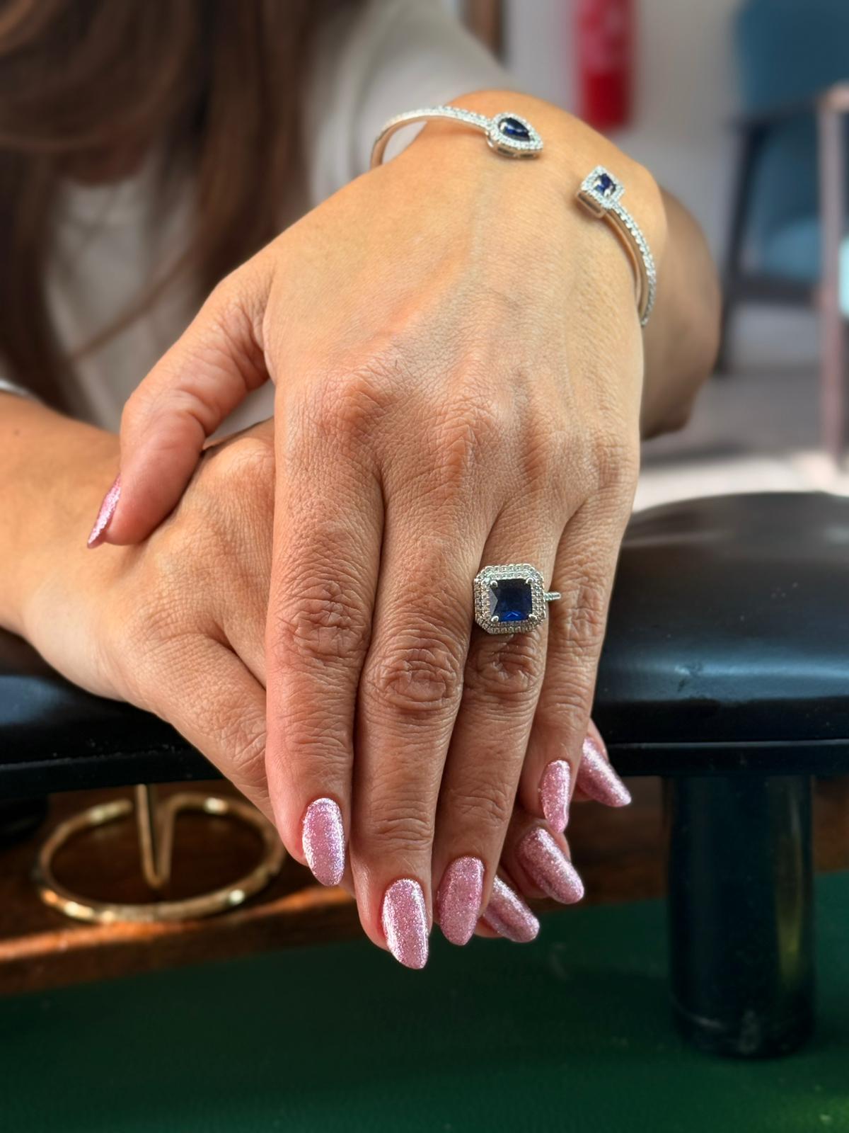 Manicure em gel rosa com glitter