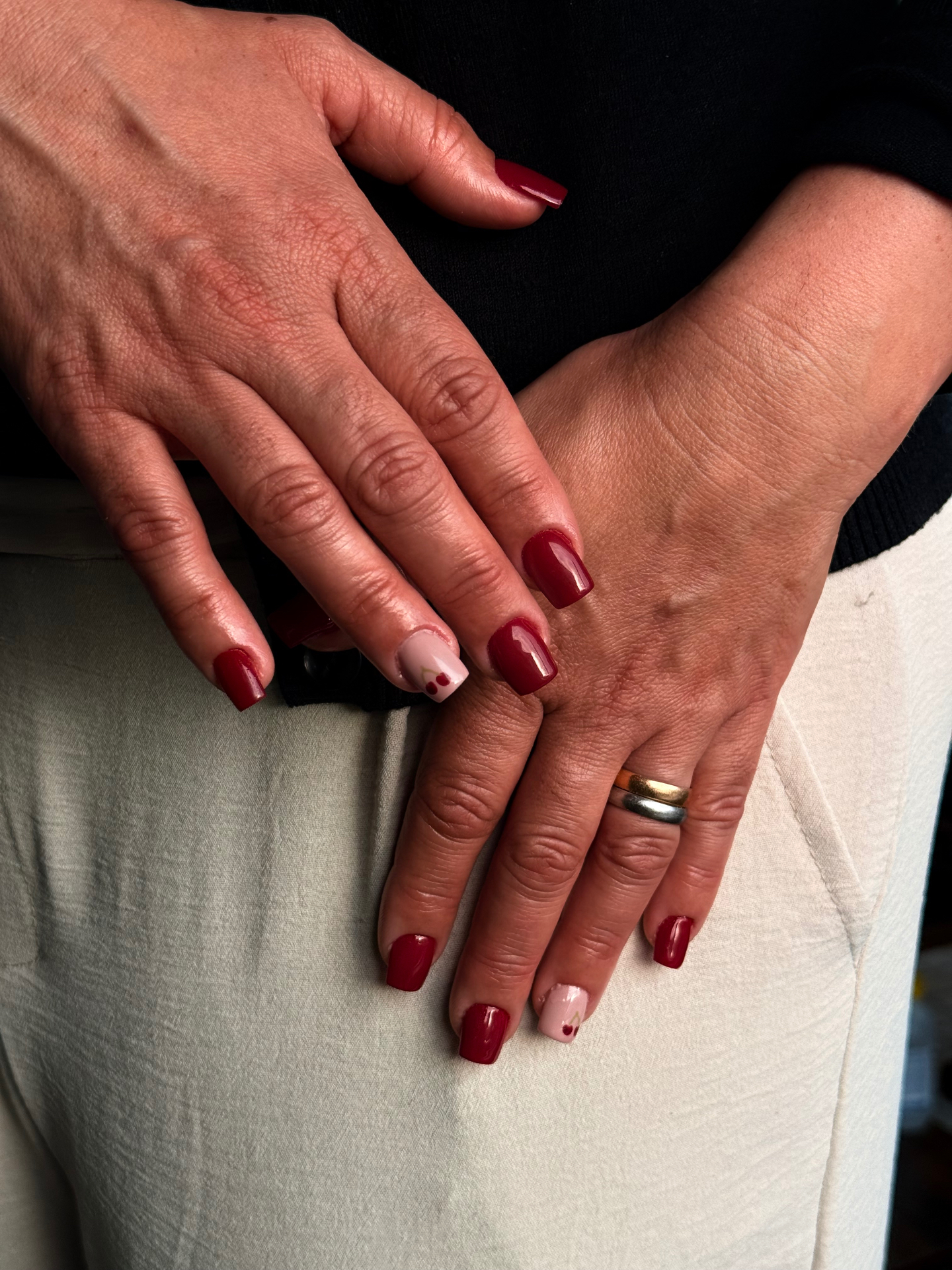Manicure vermelha com nail art de cereja