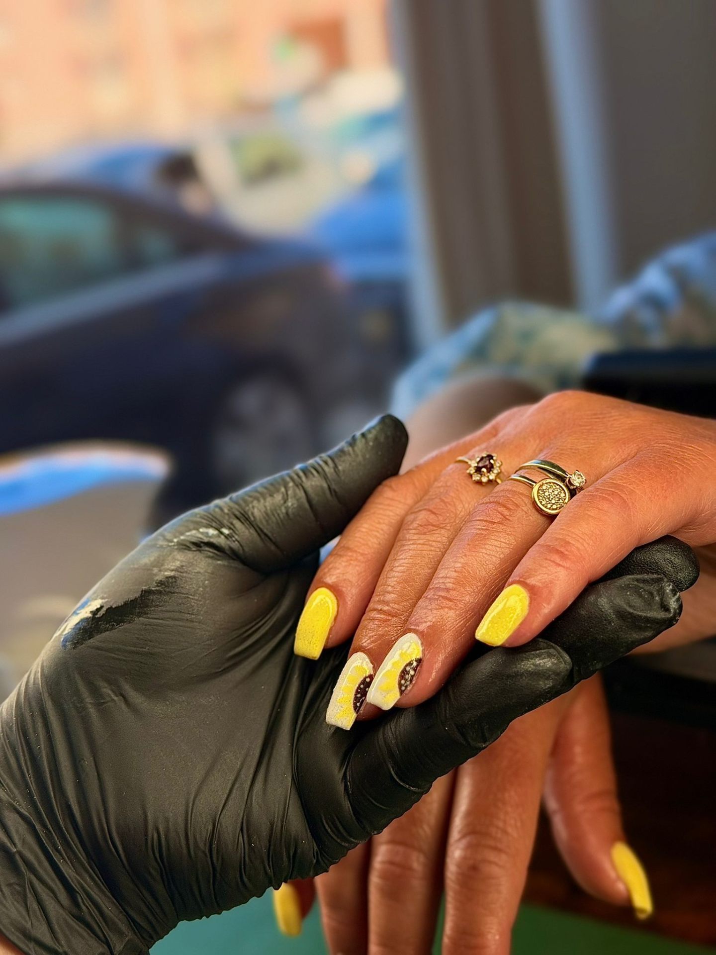 Manicure em gel amarelo com nail art