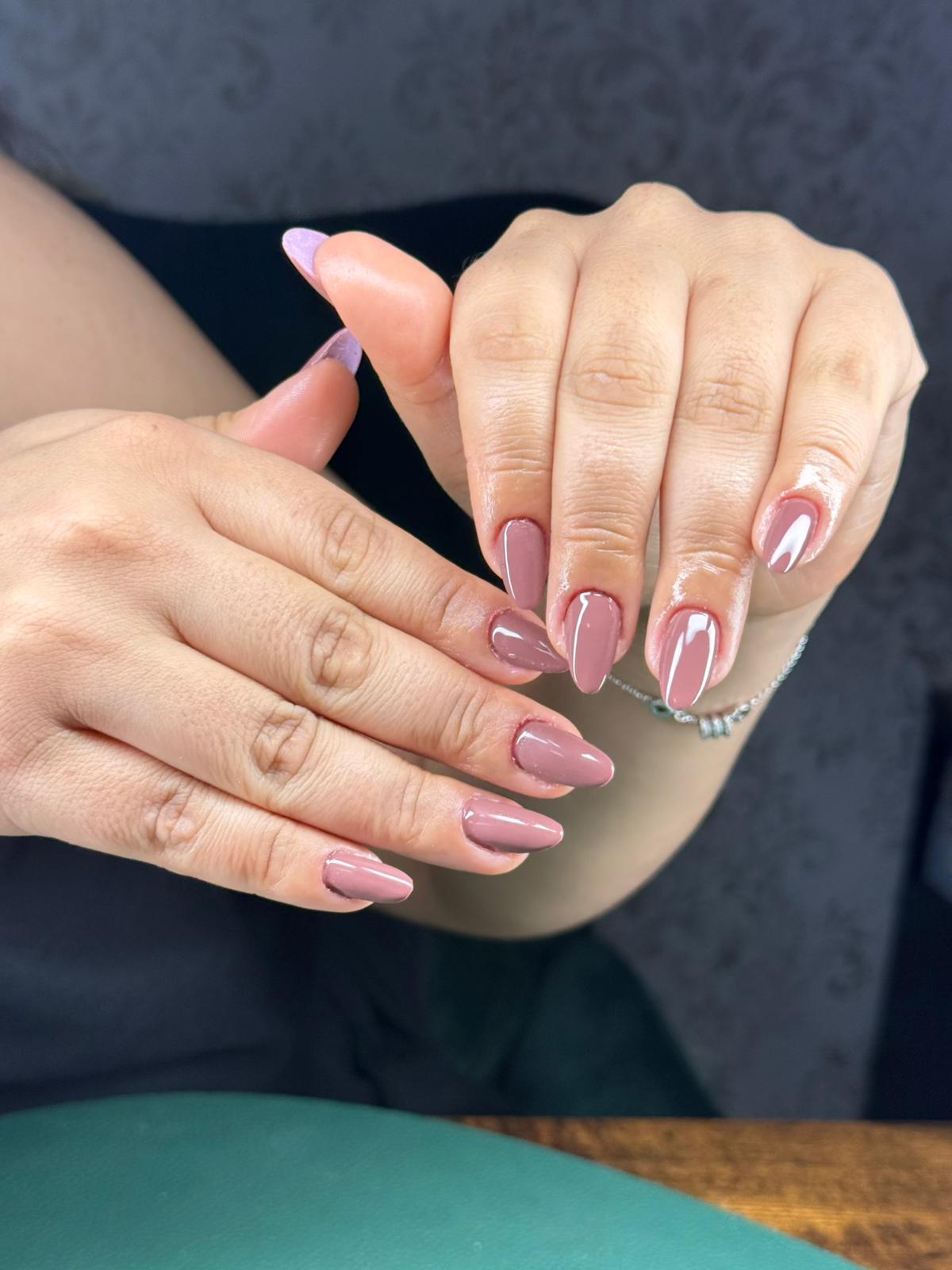 Unhas em gel nude rosado